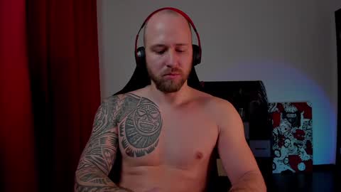 Snapshot of why_you_so_serious chatting on December 2024 06:18:02 PM VI online show from December 2024 06:18:02 PM