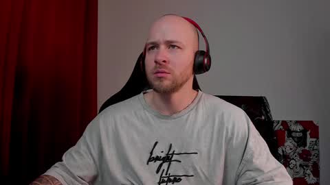 Snapshot of why_you_so_serious chatting on January 2025 03:29:02 PM VI online show from January 2025 03:29:02 PM