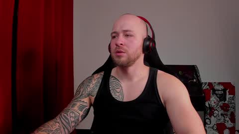 Snapshot of why_you_so_serious chatting on February 2025 04:10:01 PM VI online show from February 2025 04:10:01 PM