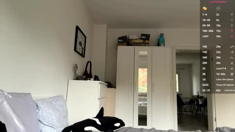 Mia online show from October 2025 07:05:02 AM