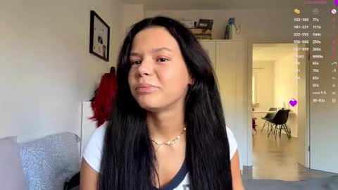 Mia online show from October 2025 08:05:02 AM