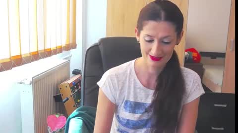 Snapshot of wildbea23 chatting on February 2025 08:04:01 AM Bea online show from February 2025 08:04:01 AM