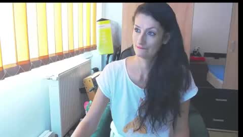 Snapshot of wildbea23 chatting on October 2025 06:03:01 AM Bea online show from October 2025 06:03:01 AM