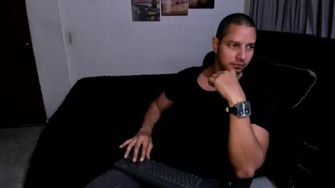 Magnus Dark independent model online show from November 2025 04:11:01 AM