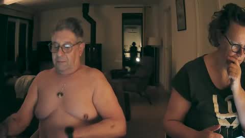 Snapshot of woodwurm chatting on February 2025 05:52:01 AM woodwurm and Snoeske online show from February 2025 05:52:01 AM