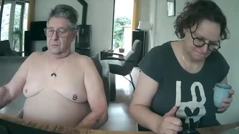 Snapshot of woodwurm chatting on February 2025 09:11:02 AM woodwurm and Snoeske online show from February 2025 09:11:02 AM