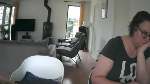 Snapshot of woodwurm chatting on February 2025 03:27:01 PM woodwurm and Snoeske online show from February 2025 03:27:01 PM