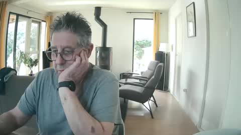 Snapshot of woodwurm chatting on February 2025 01:41:01 PM woodwurm and Snoeske online show from February 2025 01:41:01 PM