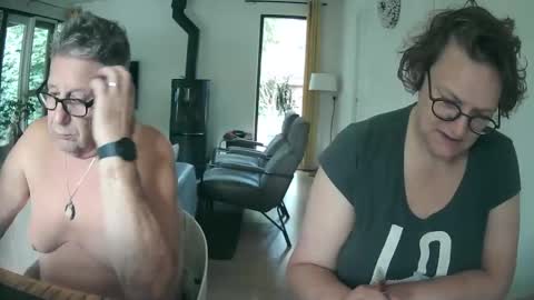 Snapshot of woodwurm chatting on September 2025 06:46:01 AM woodwurm and Snoeske online show from September 2025 06:46:01 AM