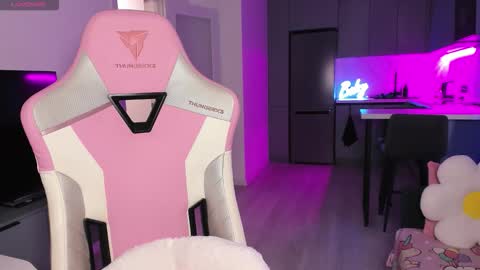 Emi online show from November 2025 05:02:01 PM