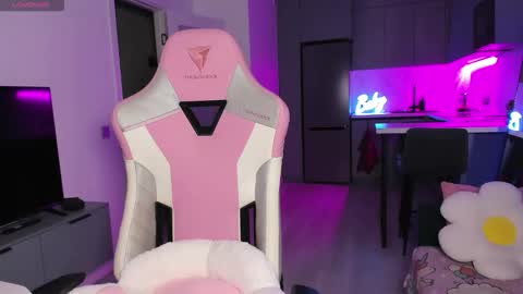 Emi online show from December 2025 04:04:01 PM