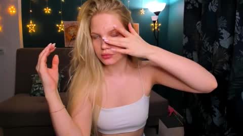 Snapshot of xloe_queen chatting on February 2025 02:27:02 PM Chloe online show from February 2025 02:27:02 PM