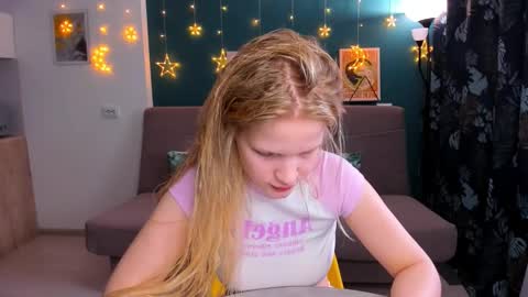 Snapshot of xloe_queen chatting on March 2025 11:06:02 AM Chloe online show from March 2025 11:06:02 AM