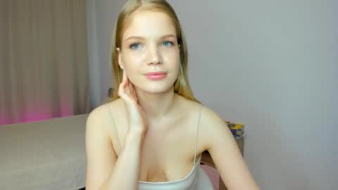 Snapshot of xloe_queen chatting on April 2026 09:59:01 AM Chloe online show from April 2026 09:59:01 AM