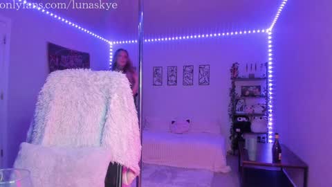 Snapshot of xlunaskye chatting on November 2025 07:53:01 AM online show from November 2025 07:53:01 AM