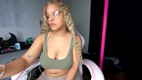 xStarGazingx online show from May 2026 06:44:01 AM