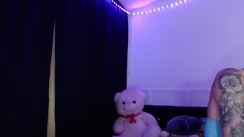 Snapshot of xx_johnson_xx chatting on March 2026 03:22:01 AM VALE online show from March 2026 03:22:01 AM