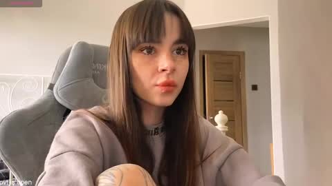 Snapshot of xx_lily chatting on April 2026 10:43:01 AM Lily online show from April 2026 10:43:01 AM