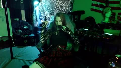 Snapshot of xxlilithmoonxx chatting on April 2026 01:52:02 AM Lilith online show from April 2026 01:52:02 AM