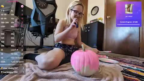 Snapshot of xxnaughtynicolexx chatting on October 2025 09:36:01 PM Nicole online show from October 2025 09:36:01 PM