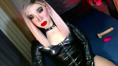 Snapshot of yan2xcumsalotxx chatting on November 2025 02:43:02 AM REYAN online show from November 2025 02:43:02 AM