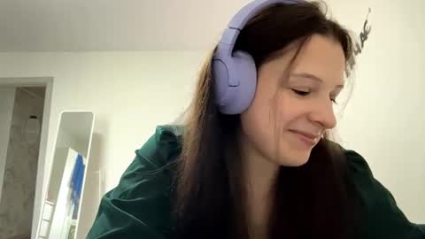 Snapshot of yasminhovis chatting on June 2026 11:57:02 AM Aurora online show from June 2026 11:57:02 AM