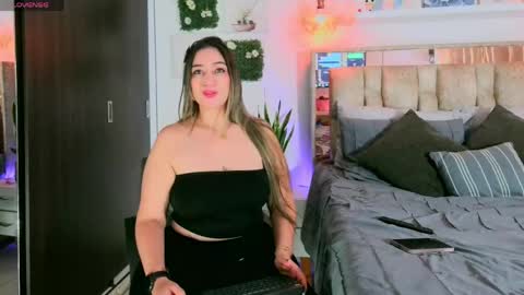 yellow_lily online show from May 2026 04:45:01 PM