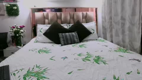 yellow_lily online show from May 2026 11:51:02 AM