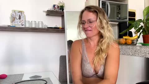 Snapshot of yes_mommy_zlata chatting on February 2025 08:34:01 PM Zlata online show from February 2025 08:34:01 PM