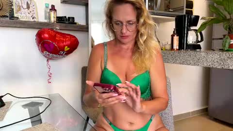 Snapshot of yes_mommy_zlata chatting on March 2025 10:42:01 PM Zlata online show from March 2025 10:42:01 PM