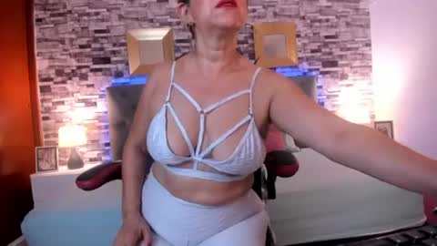 Snapshot of yeseniaa_25 chatting on July 2026 01:06:02 PM Yeseniaa online show from July 2026 01:06:02 PM