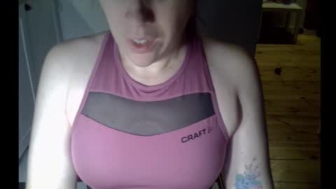 Snapshot of yesyoucanjustdoit chatting on December 2025 02:03:01 PM Kira online show from December 2025 02:03:01 PM