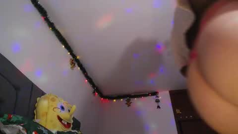 Snapshot of yinn_silver chatting on December 2024 10:45:02 AM Yiny online show from December 2024 10:45:02 AM