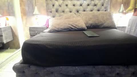 yiyisandoval online show from November 2025 07:57:02 PM