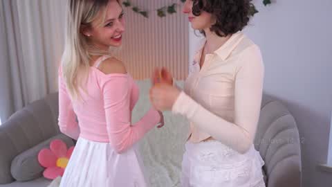 Elizabeth brunette -- Darline blonde  online show from December 2024 07:29:02 AM