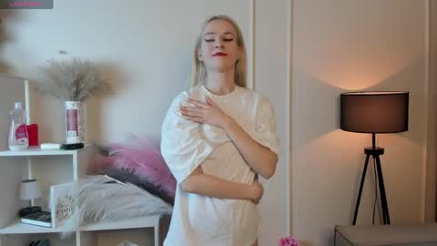 Elizabeth brunette -- Darline blonde  online show from May 2026 07:30:02 PM