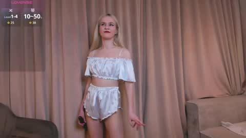 Elizabeth brunette -- Darline blonde  online show from May 2026 07:30:02 PM