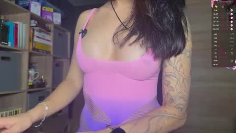 Mia online show from November 2025 02:28:01 PM