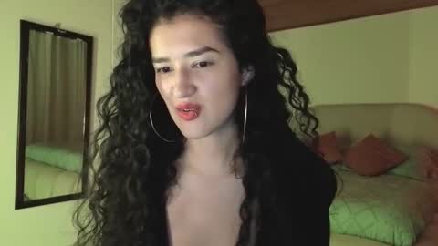 yourdreamgirl2025 online show from May 2026 11:54:01 PM