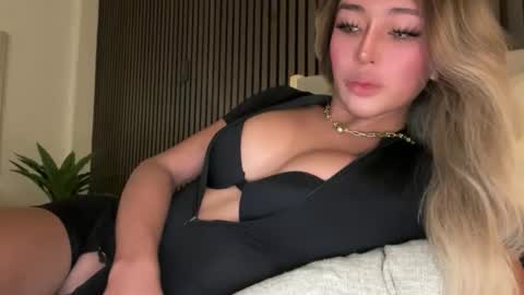 Snapshot of yourlovingpearlita1000 chatting on April 2026 11:40:02 PM Pearl online show from April 2026 11:40:02 PM