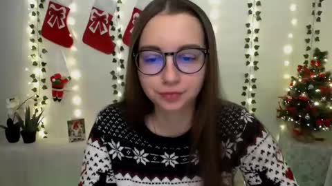 Snapshot of yours_piece_of_happiness_ chatting on December 2024 06:43:01 AM Happy online show from December 2024 06:43:01 AM