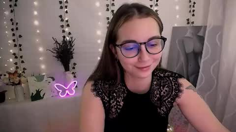 Snapshot of yours_piece_of_happiness_ chatting on September 2025 05:42:01 AM Happy online show from September 2025 05:42:01 AM