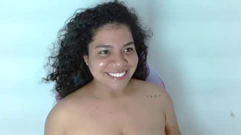 Snapshot of yulissa18 chatting on January 2025 09:57:02 PM Yuli and SaraIndependent model online show from January 2025 09:57:02 PM