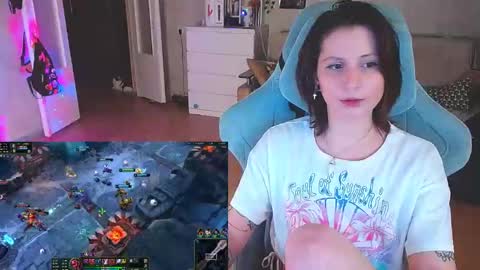 Snapshot of yum_neko_chan chatting on January 2025 11:13:01 PM Kris online show from January 2025 11:13:01 PM