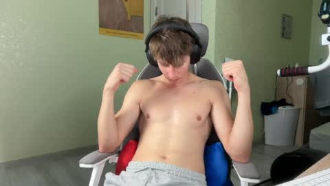 Snapshot of yummyalexxx chatting on May 2026 04:17:02 PM Alex online show from May 2026 04:17:02 PM