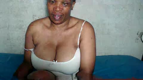 Snapshot of yummytittsxx chatting on December 2024 08:37:01 PM yummytittsxx online show from December 2024 08:37:01 PM