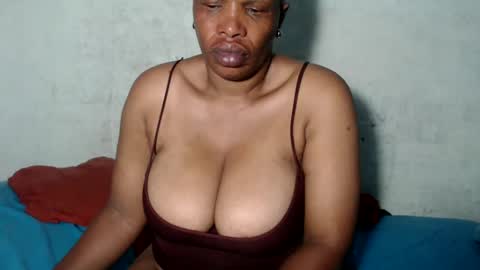 Snapshot of yummytittsxx chatting on February 2025 03:42:01 AM yummytittsxx online show from February 2025 03:42:01 AM