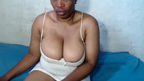 Snapshot of yummytittsxx chatting on February 2025 05:30:02 AM yummytittsxx online show from February 2025 05:30:02 AM