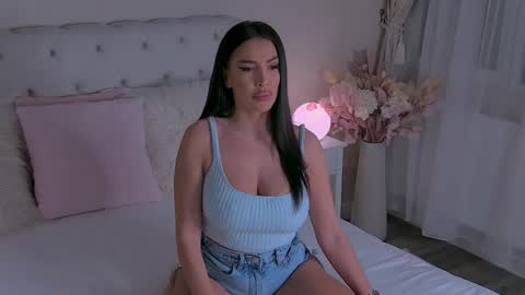 Snapshot of yviesweet chatting on December 2025 05:02:02 AM Laura online show from December 2025 05:02:02 AM