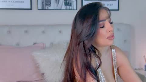 Snapshot of yviesweet chatting on December 2025 08:32:02 AM Laura online show from December 2025 08:32:02 AM